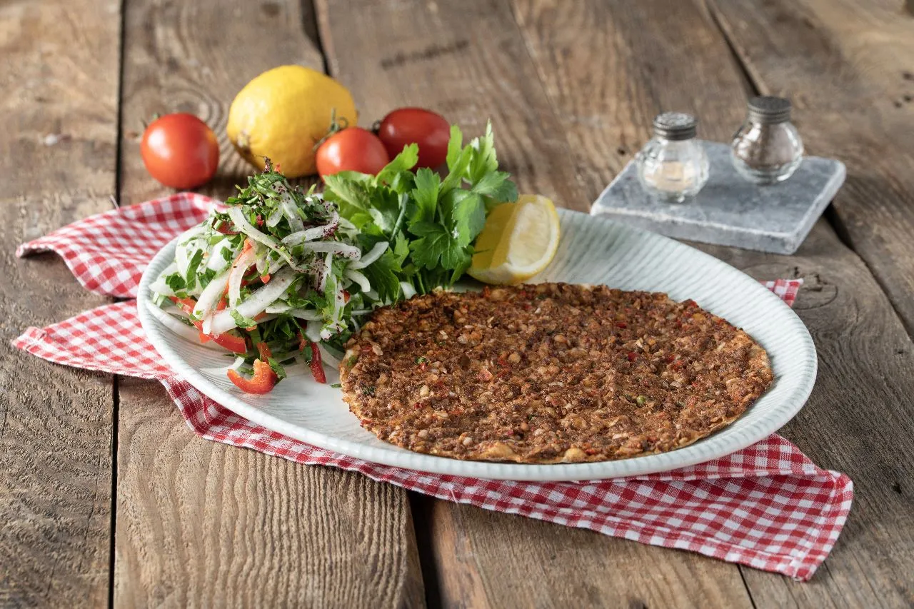 FINDIK LAHMACUN WITH WALNUTS